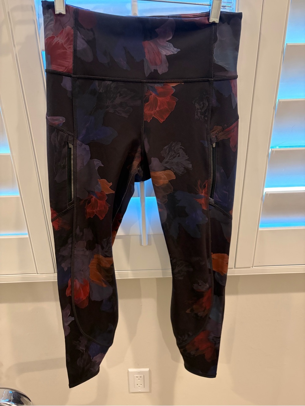 Athleta Black Floral Printed Rainier Tight Leggings